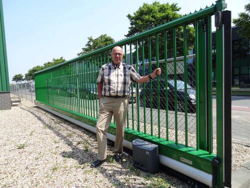 Nieuwe elektrische schuifpoort Mata Kunststoffen B.V.